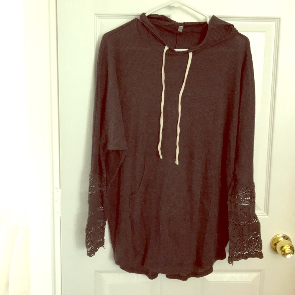 Hooded thin grey sweater with lace sleeves